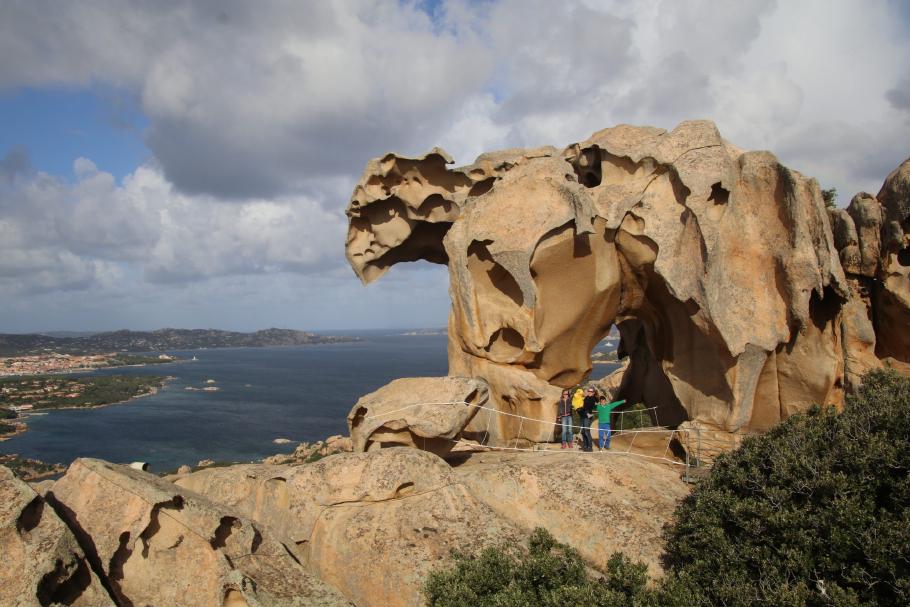 Der markante Bärenfelsen thront oben auf dem Berg.
