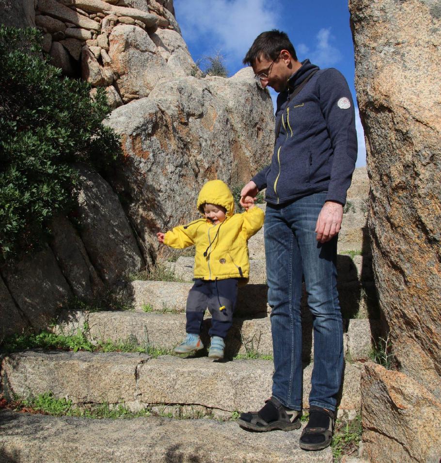 Mattis hüpft fröhlich die Stufen hinab.