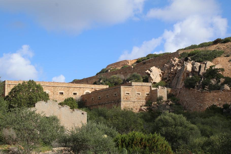 Die ehemaligen Kasernen integrieren sich in die Landschaft.