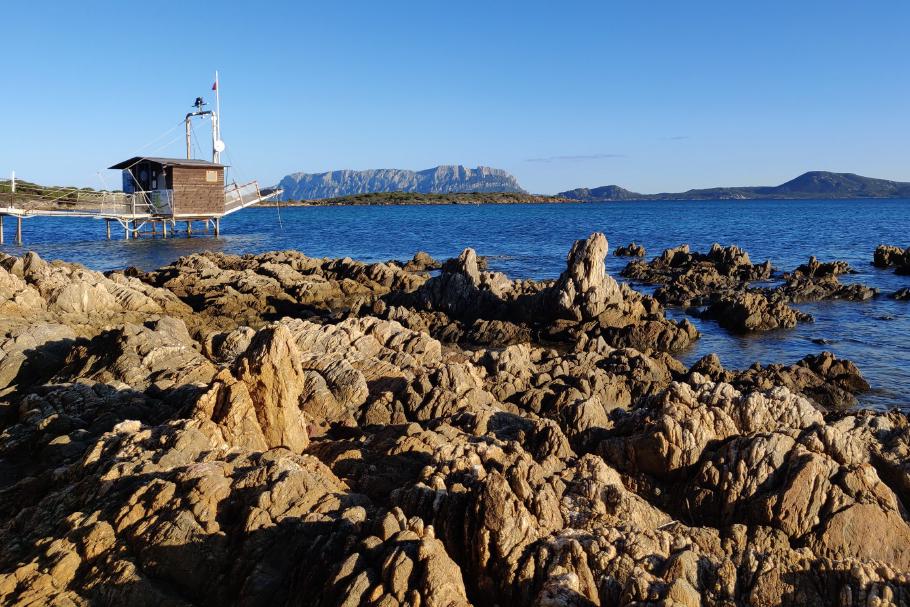 Die Cala strahlt golden in der Abendsonne.