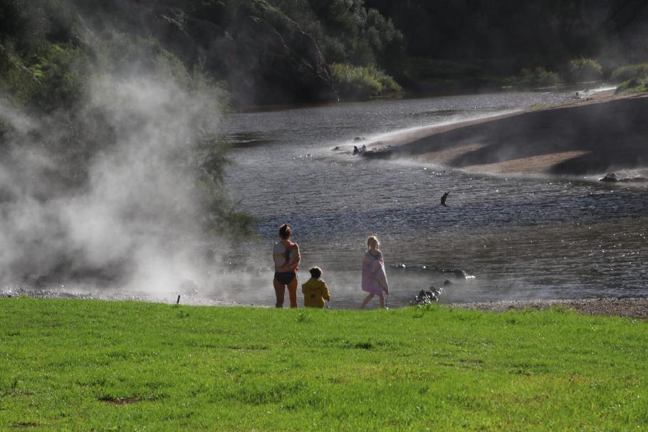 Anfangs zögern wir etwas, draußen ist es noch recht frisch.