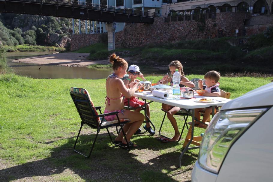 Den ganzen Tag im Wasser lümmeln macht hungrig.