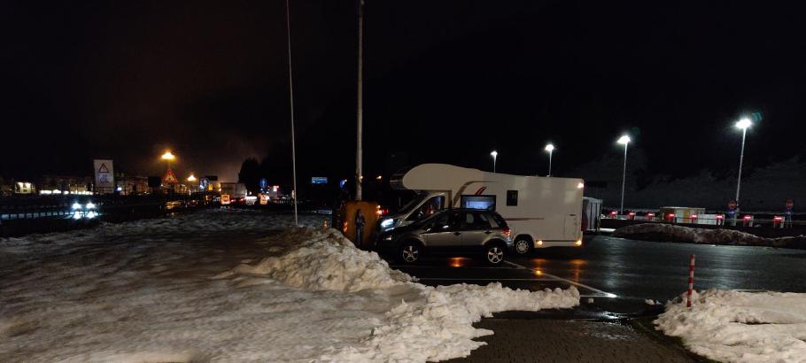 Nach dem sonnigen Tag am Gardasee wirkt der Schnee am Pass etwas befremdlich.