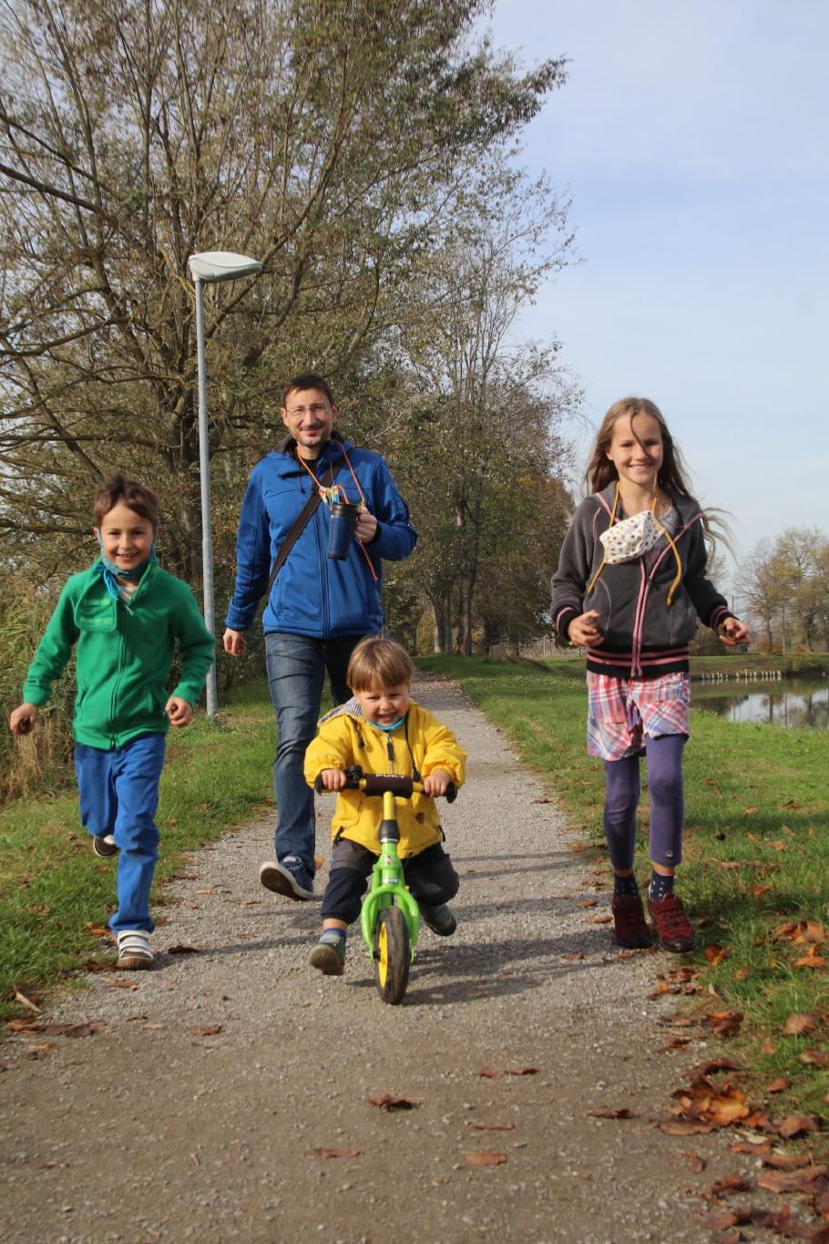 Zwischen den Fahrstrecken brauchen wir unbedingt etwas Bewegung.