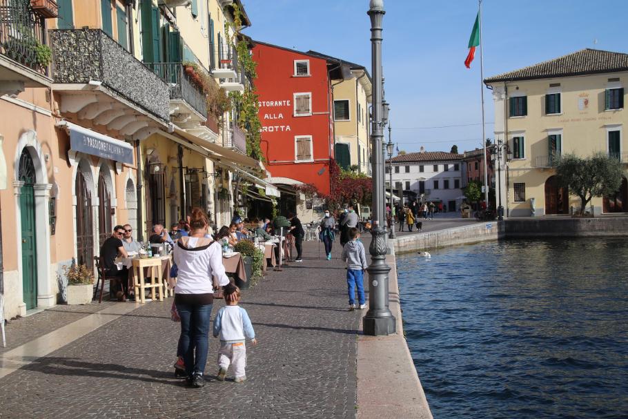 Nach dem Mittag gibt es noch Eis in der tollen Altstadt.