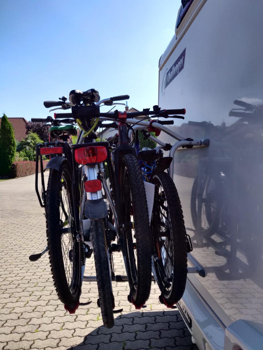 Die Fahrräder wachsen mit den Kindern mit und müssen sich schon recht eng aneinander kuscheln.