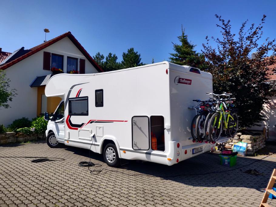 Bei strahlendem Sonnenschein beladen wir das Fahrzeug.