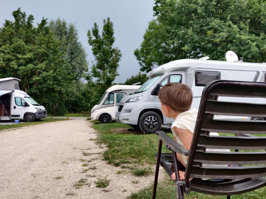 Mattis zählt die Blitze über dem Nachbarort.