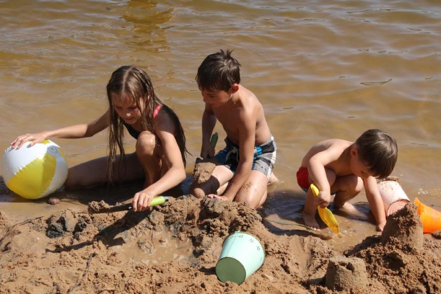 Die Kinder beginnen umgehend mit dem Terraforming.