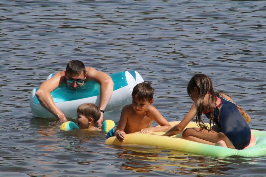 Wir lassen uns durch den sonnigen Tag treiben.