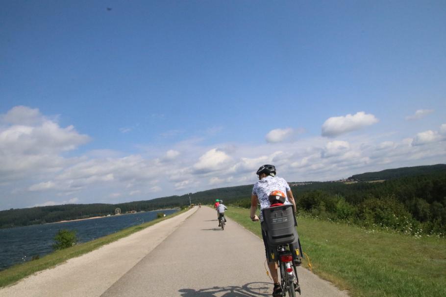 Auf der großen Staumauer am Ende des Sees pfeift der Wind ganz ordentlich.
