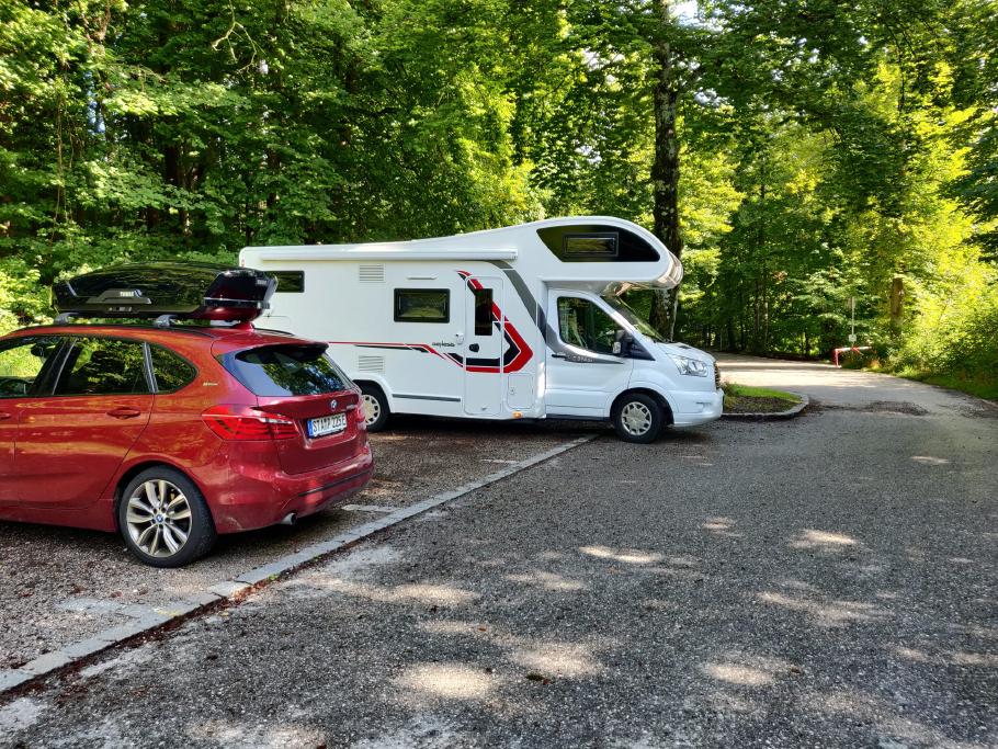 Der Camper ist als PKW zugelassen. Muss also auch in die Parklücke passen.