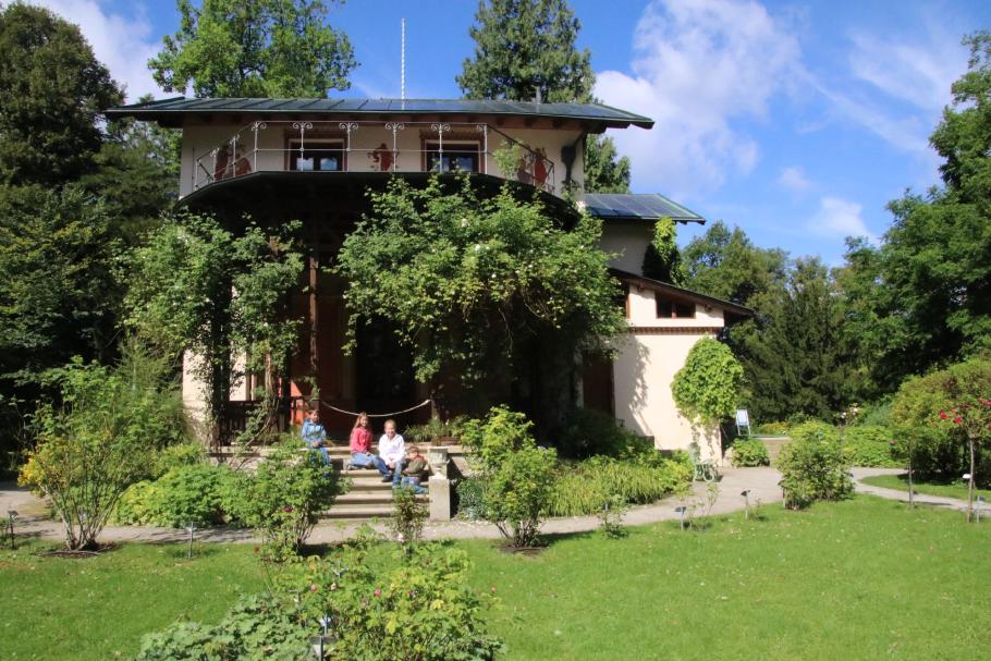 Auf der Roseninsel stehen nur zwei Gebäude, die König Maximilian II. von Bayern hier hat bauen lassen.