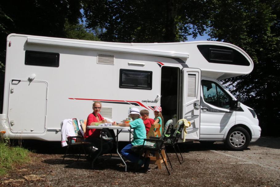 Heute gibt’s Nudeln mit Hühnersuppe.