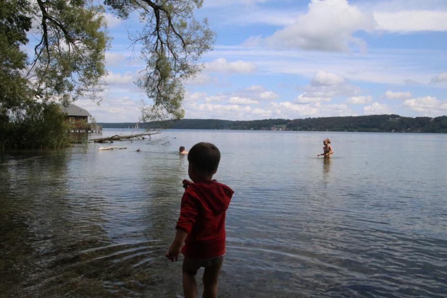 Draußen 15 Grad, drinnen 23 – ich frage mich, warum so wenig Leute im Wasser sind.