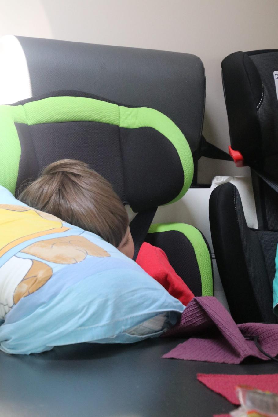 Mattis hält unterwegs Mittagsschlaf.