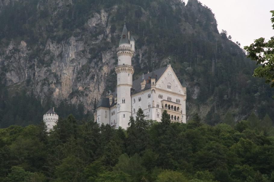 Märchenschloss, aber leider hängen die Berge voller Wolken.