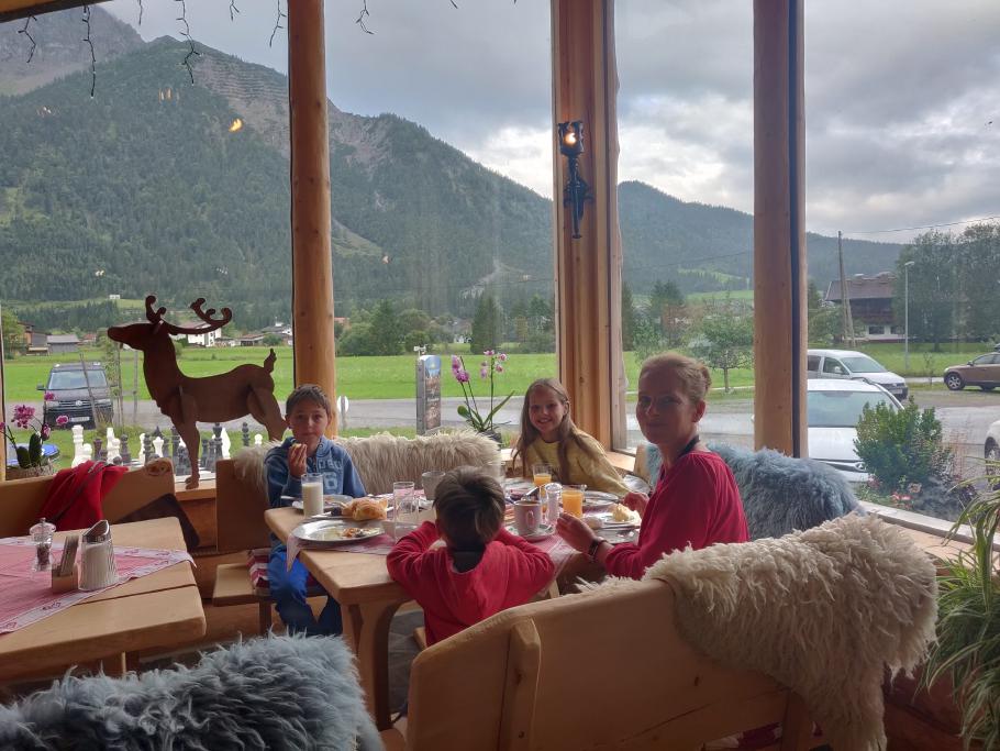Geburtstagsfrühstück auf der Alm.