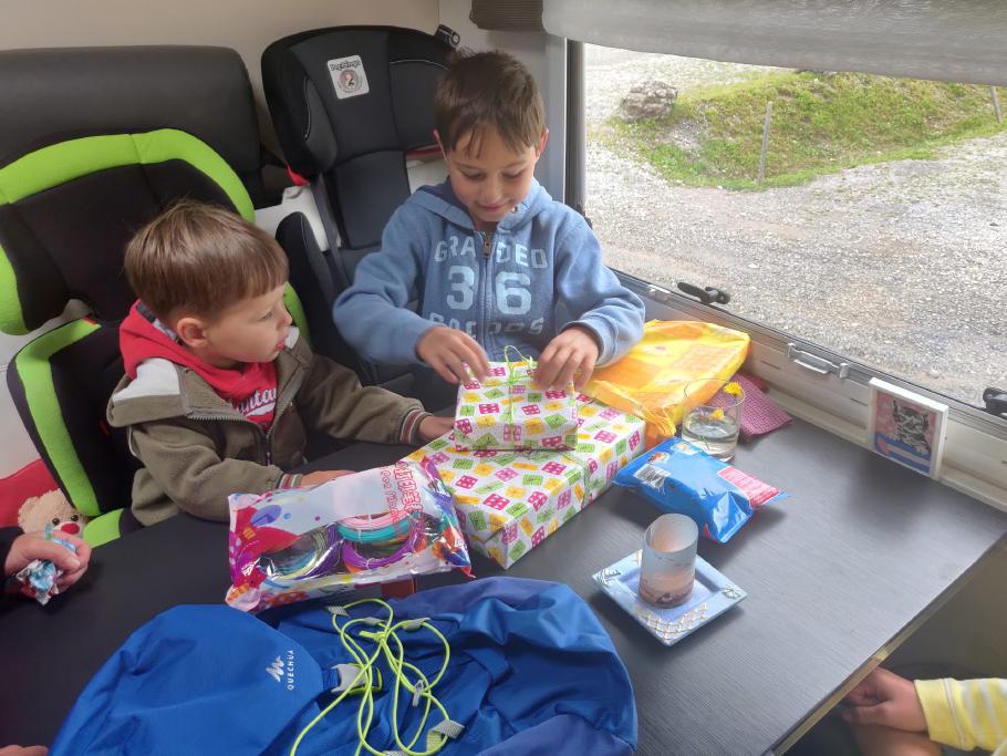 Mattis darf mit beim Auspacken helfen.