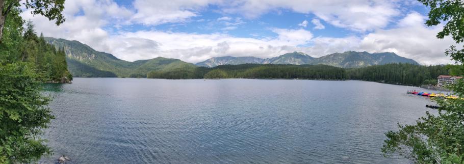 Anfangs scheint noch recht wenig Sonne am Eibsee.