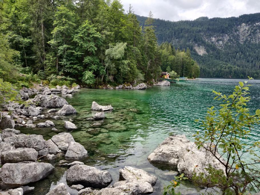 Unterwegs kommt die Sonne heraus und färbt den See in beeindruckenden Farbtönen.