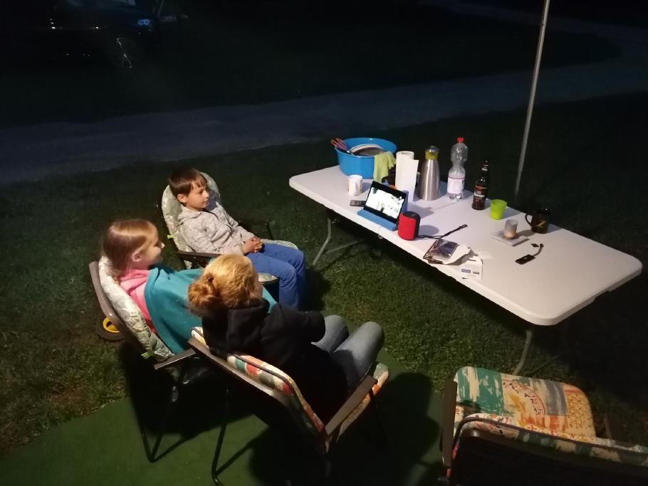 Wir schließen den Tag mit einem gemeinsamen Filmabend ab.