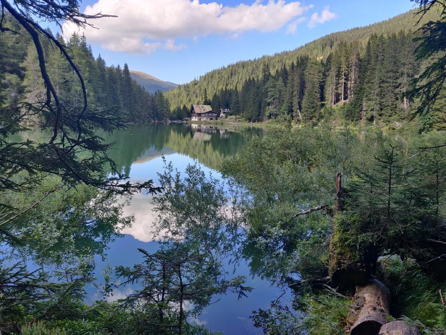 Das Gasthaus wurde irgendwann mal aufgegeben und steht jetzt leer.