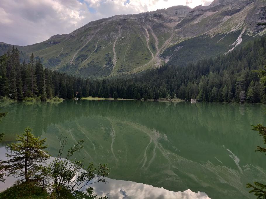 Der See liegt malerisch in den Bergen.