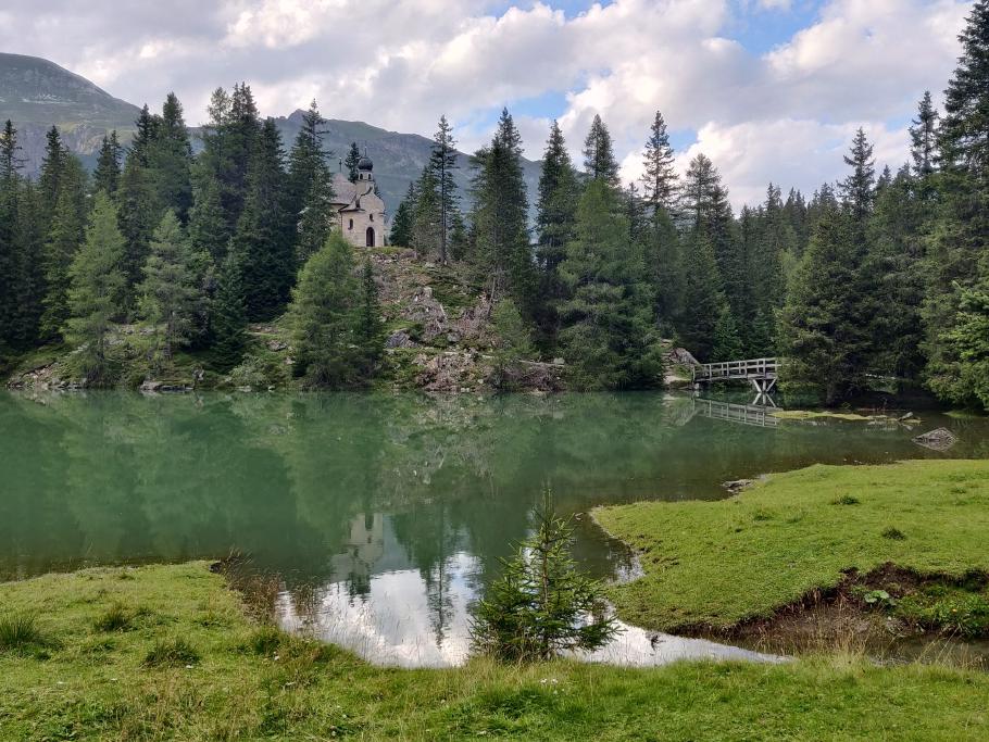 Die kleine Kirche steht auf einer Halbinsel inmitten des Sees.