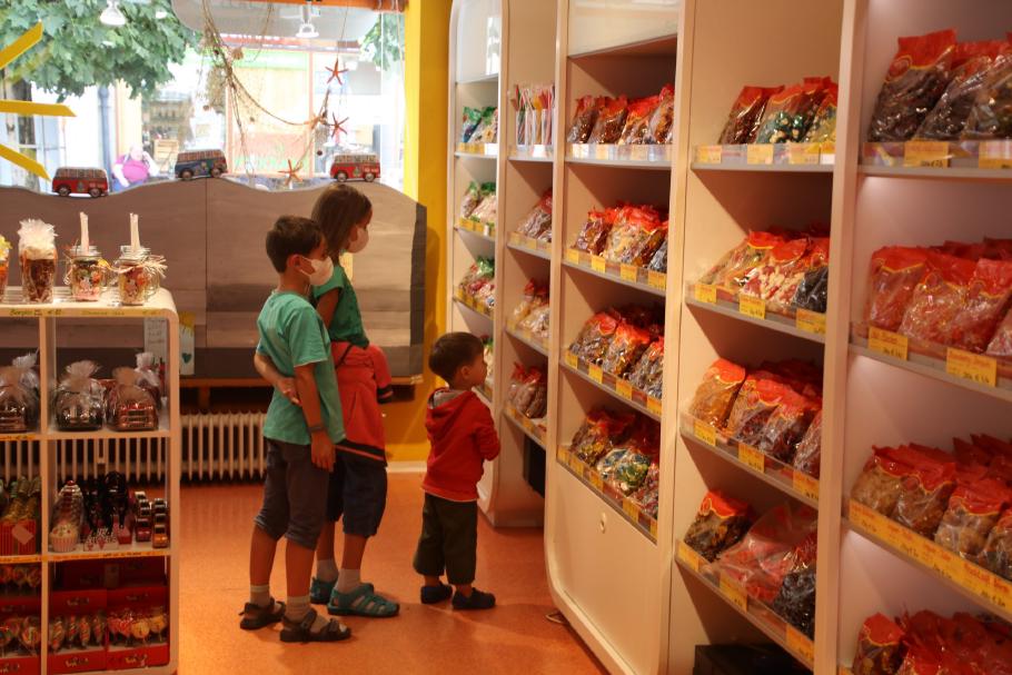 Die Kinder bleiben natürlich am Gummibären-Laden kleben, bis ich sie freikaufe.