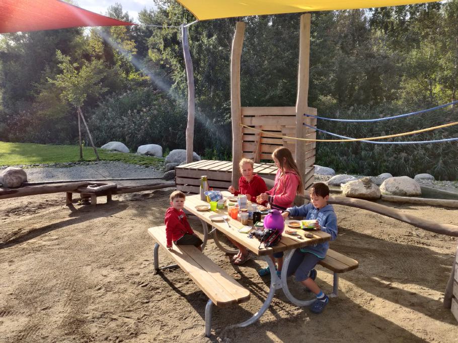 Frühstück im Sonnenschein.