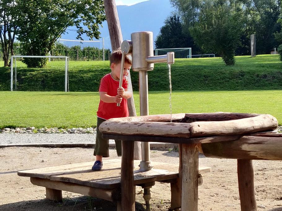 Mattis arbeitet sich erst einmal an der Pumpe ab.