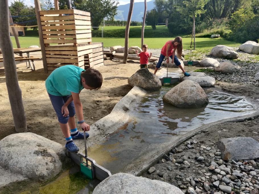Am Morgen haben die Kinder noch den gesamten Spielplatz für sich alleine.