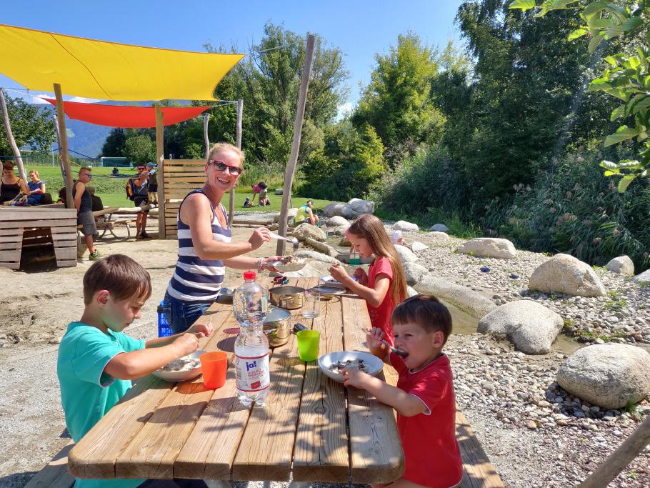 Zum Mittag hat sich der Spielplatz schon gut gefüllt.