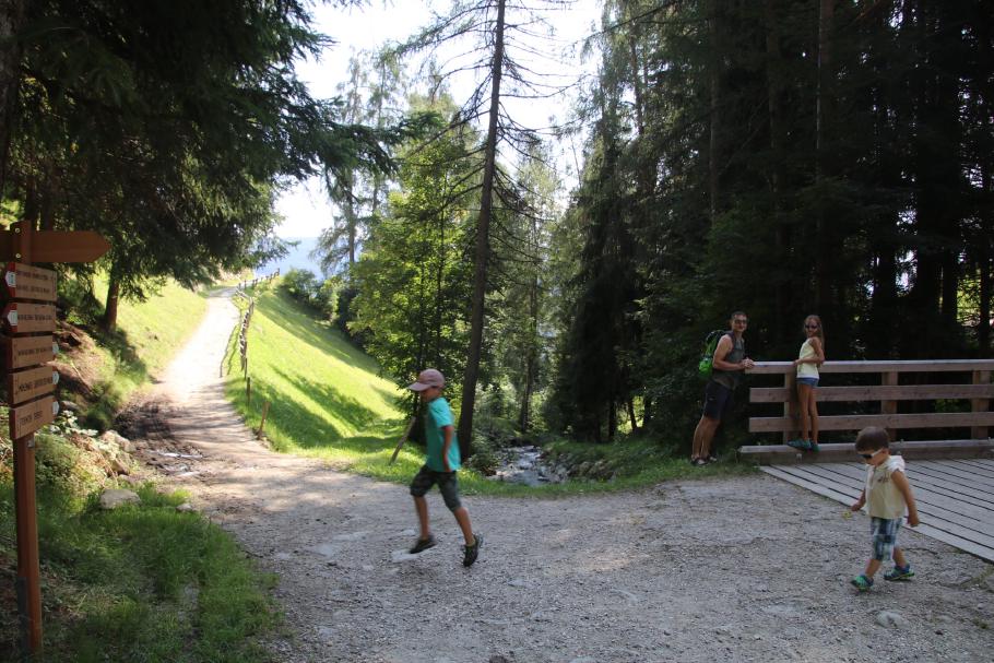 Dem Bach folgen wir ein ganzes Stück.