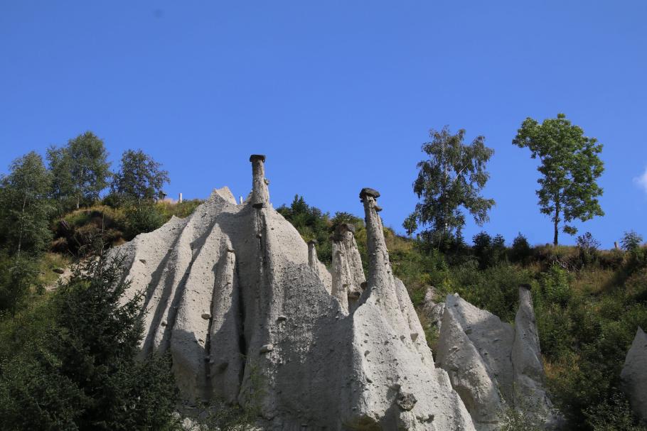 Die Erdpyramiden sehen aus wie besonders große Termitenhügel.
