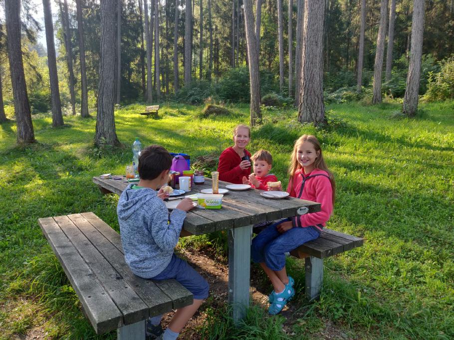 Es ist sonnig, aber noch recht kühl.