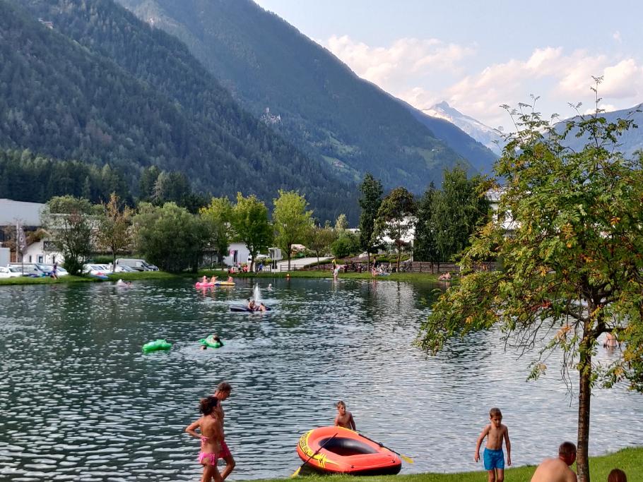 Das naturnahe Freibad wird vom Fluss ständig mit frischen, wenn auch recht kühlem Wasser versorgt.