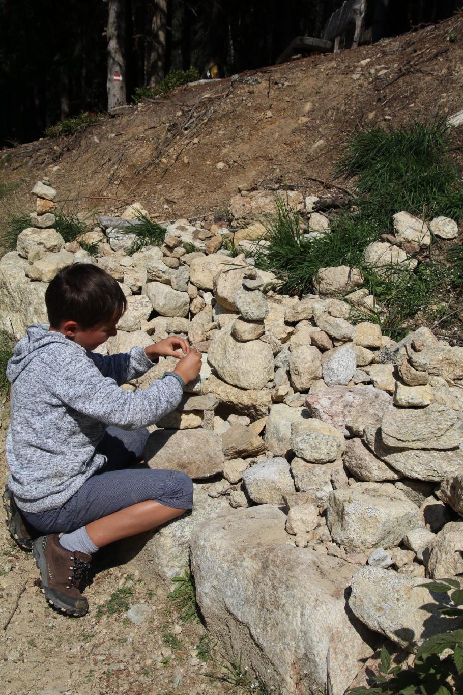 Überall gibt es Erlebnisstationen für die Kinder.
