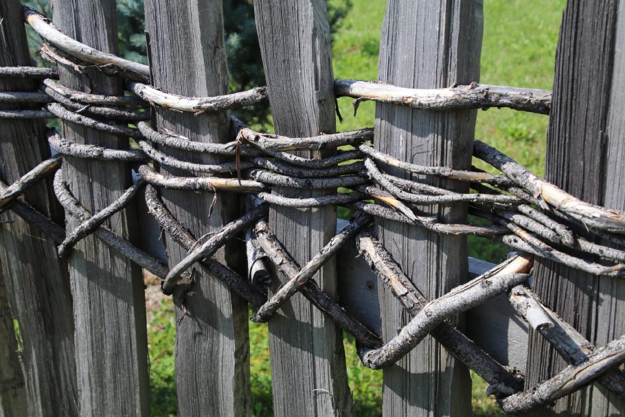 Ein Zaun ganz ohne Nägel und Schrauben.