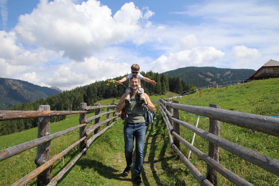 Abstieg ins kleine Dörfchen Platten.