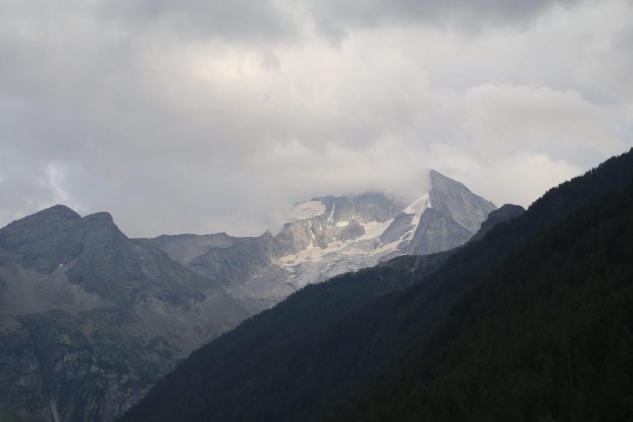 Blick zurück: die Berge bekommen noch ein wenig Abendsonne.