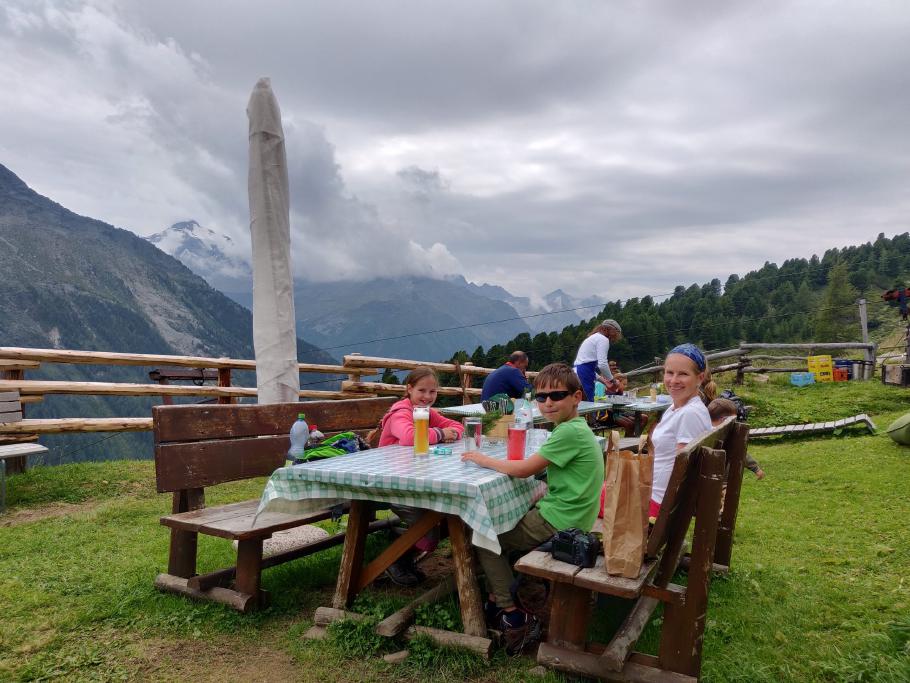 Im Hintergrund sehen wir schneebedeckte Gipfel.