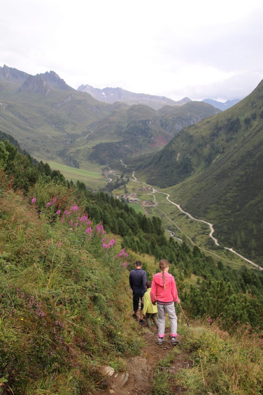 Nun beginnt der Abstieg ins Tal.