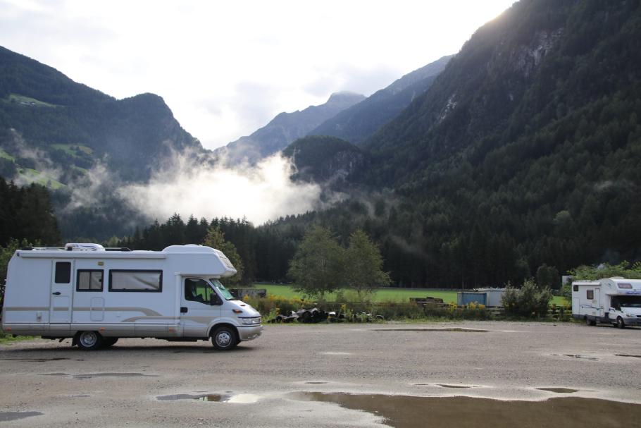 Der Wind vertreibt die letzten Wolkenfetzen aus den Bergen.