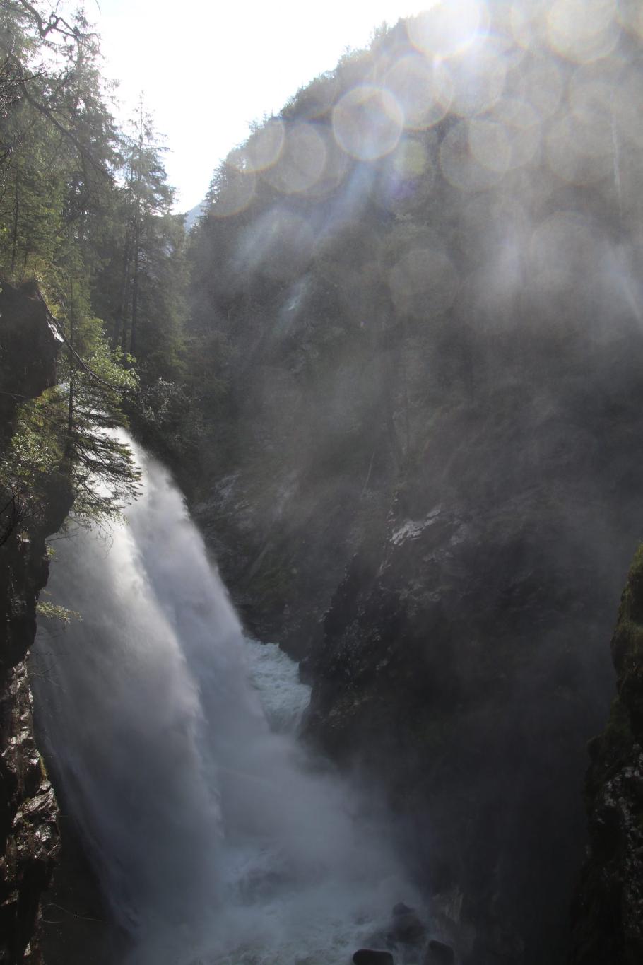 Hier donnern die gewaltigen Wassermassen hinab.