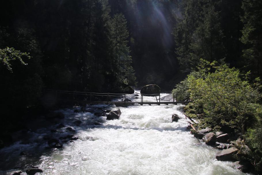 Kurz vor dem Ende geht es nochmal direkt über den Fluss.