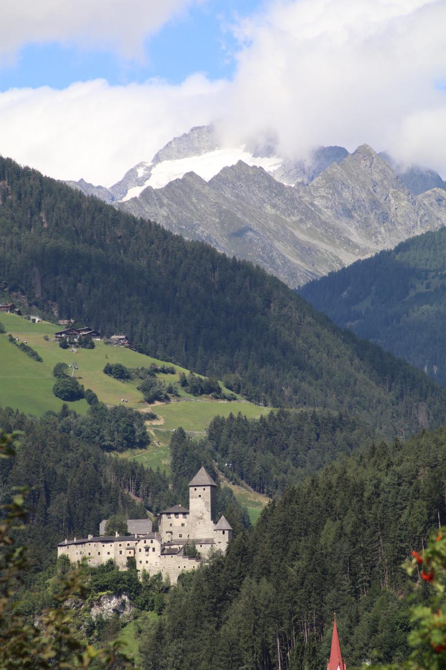 Die nahegelegene Burg steht nicht mit auf unserem Plan.
