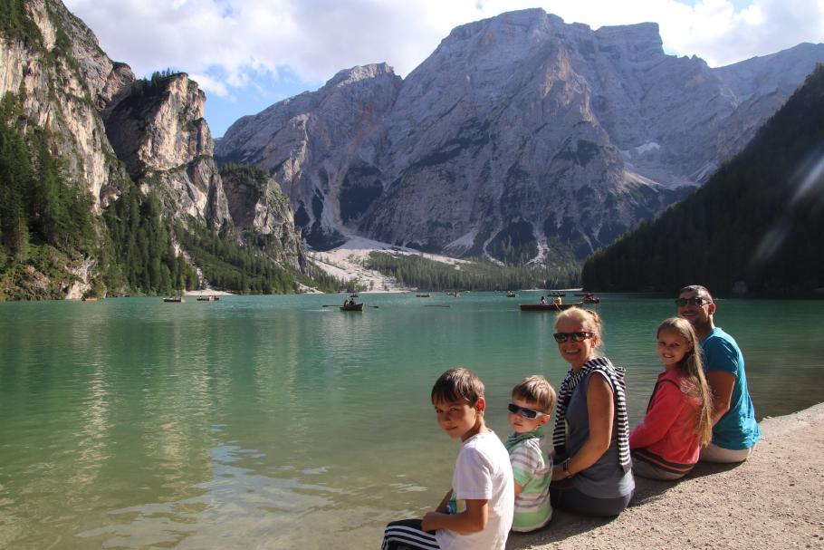 Der See liegt am Nachmittag noch schön in der Sonne.