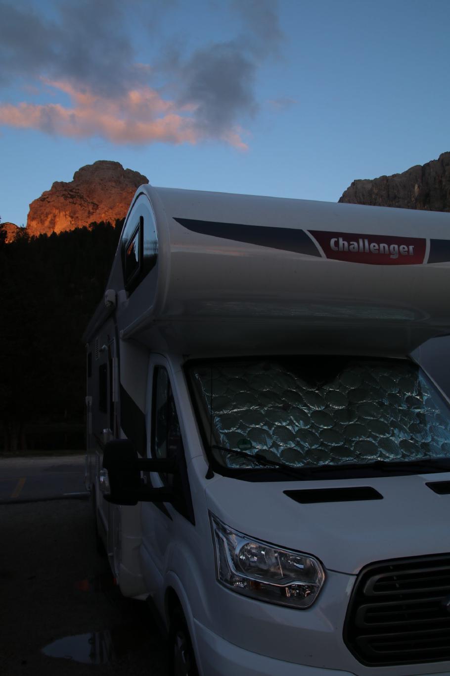 Um uns herum leuchten die Berge im Abendrot.